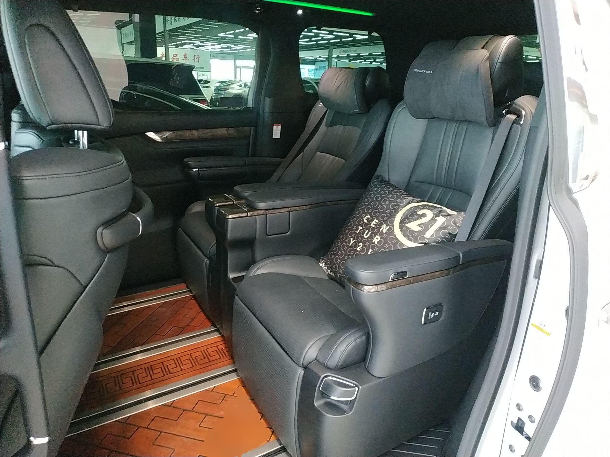 丰田 威尔法 2021款 皇冠 双擎 2.5L HV至尊版(进口)