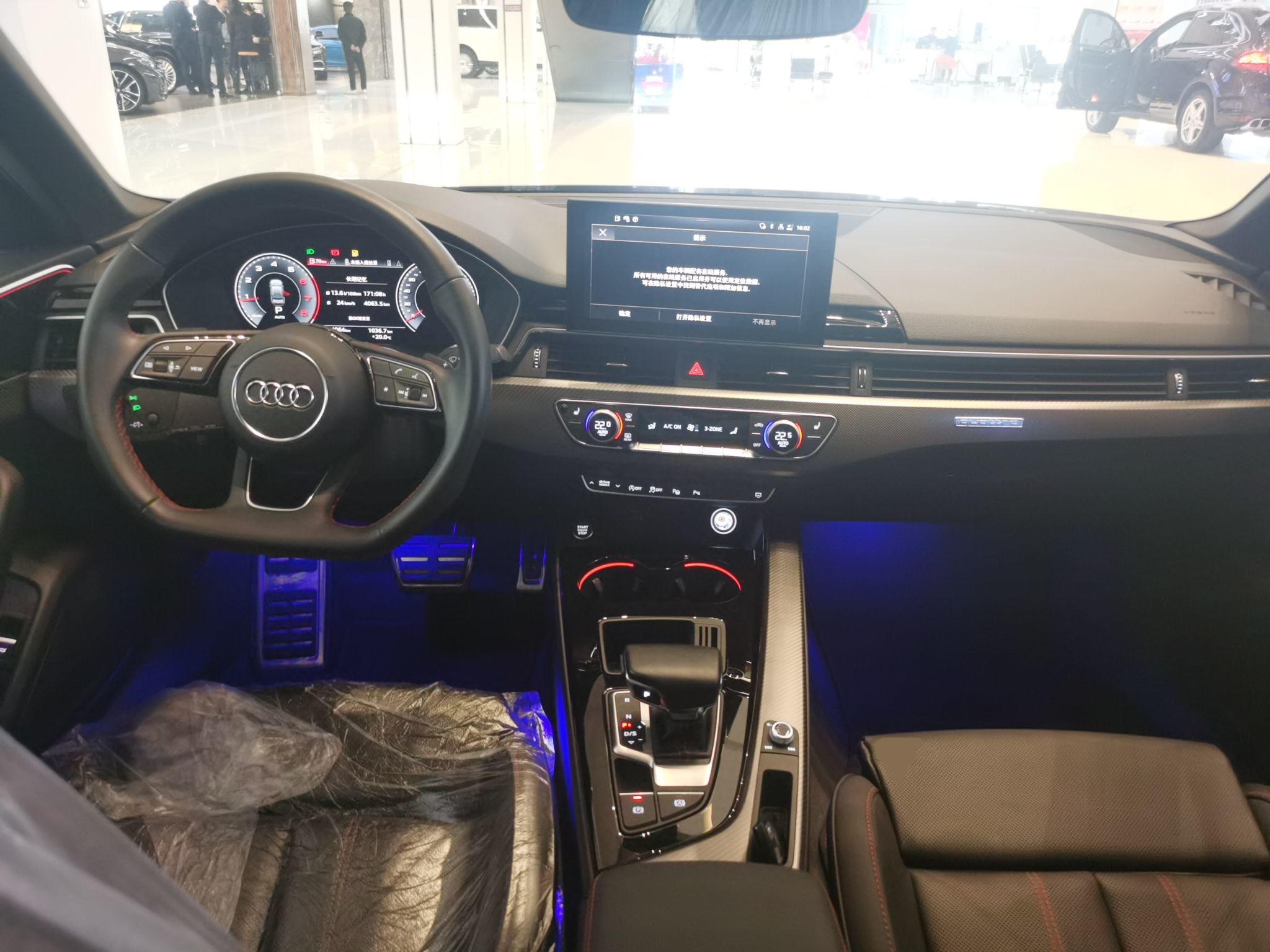 奥迪A4L 2022款 40 TFSI quattro RS套件燃速型