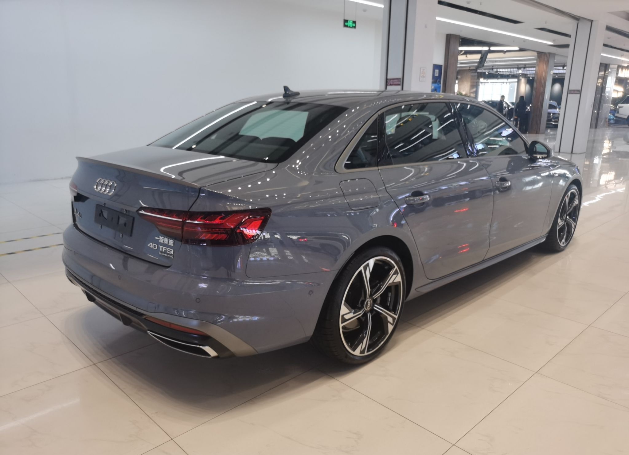 奥迪A4L 2022款 40 TFSI quattro RS套件燃速型