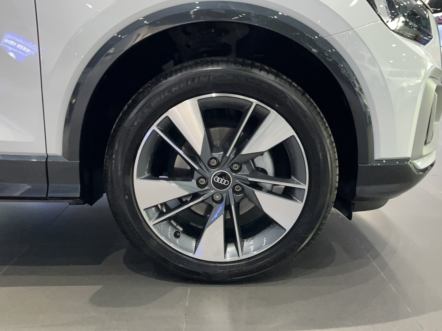 奥迪Q2L 2022款 35 TFSI 时尚致雅型