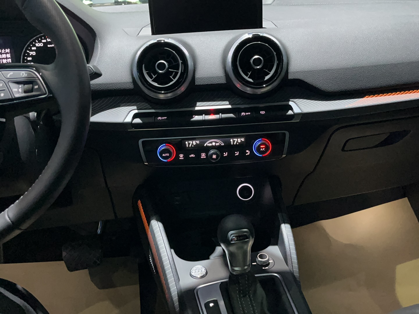 奥迪Q2L 2022款 35 TFSI 时尚致雅型