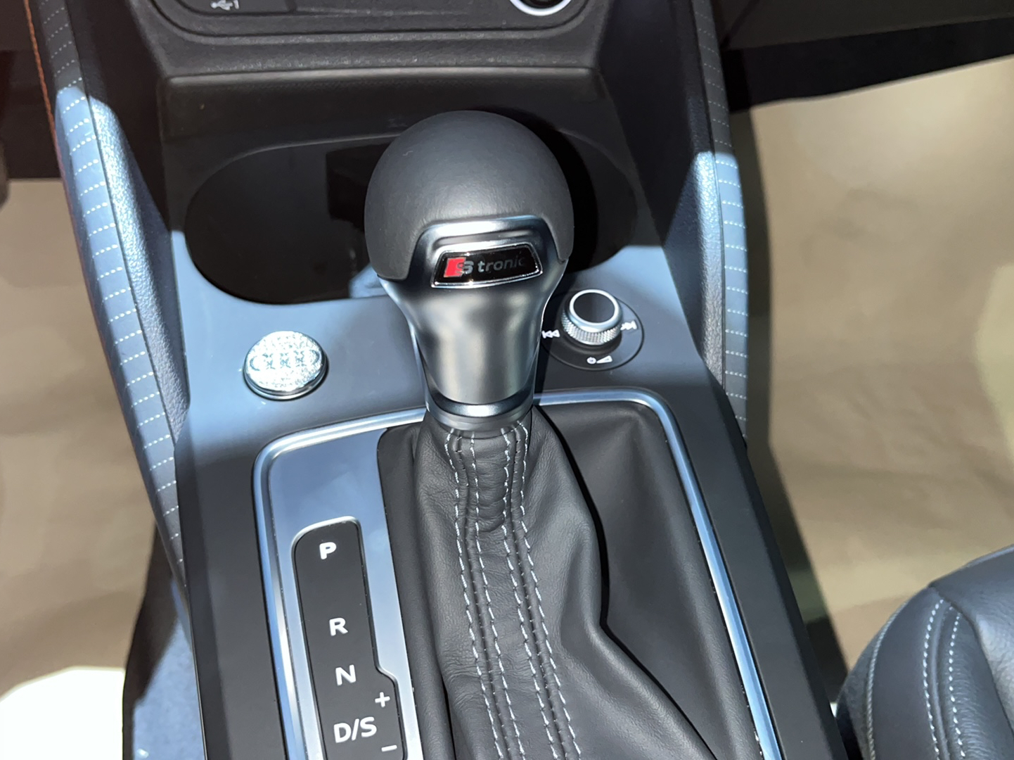 奥迪Q2L 2022款 35 TFSI 时尚致雅型