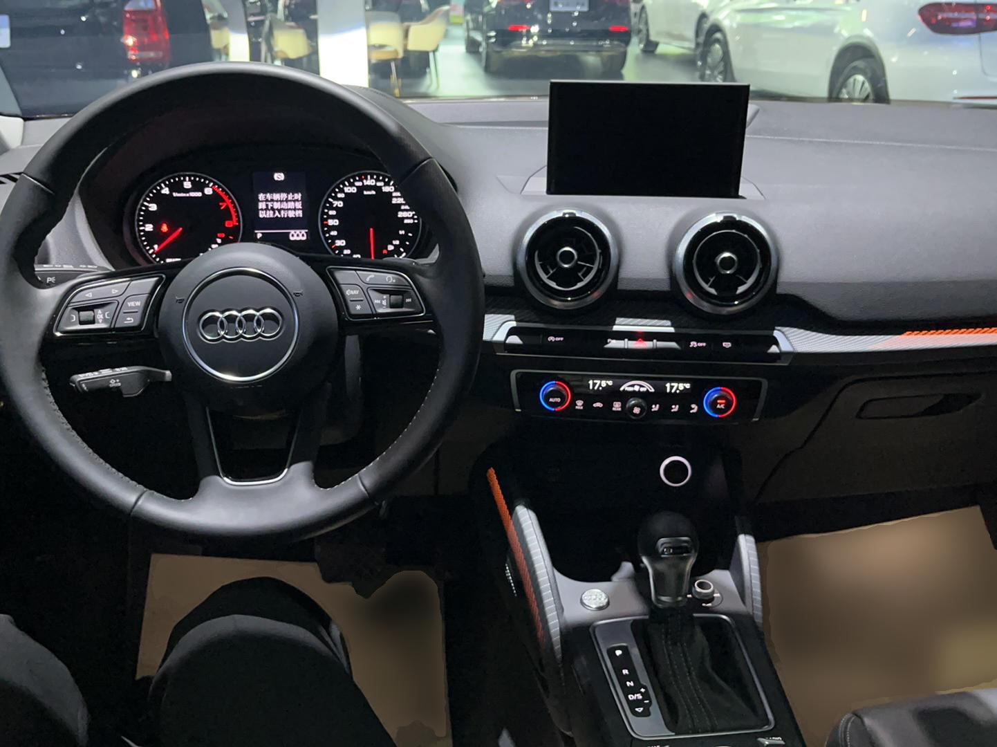 奥迪Q2L 2022款 35 TFSI 时尚致雅型