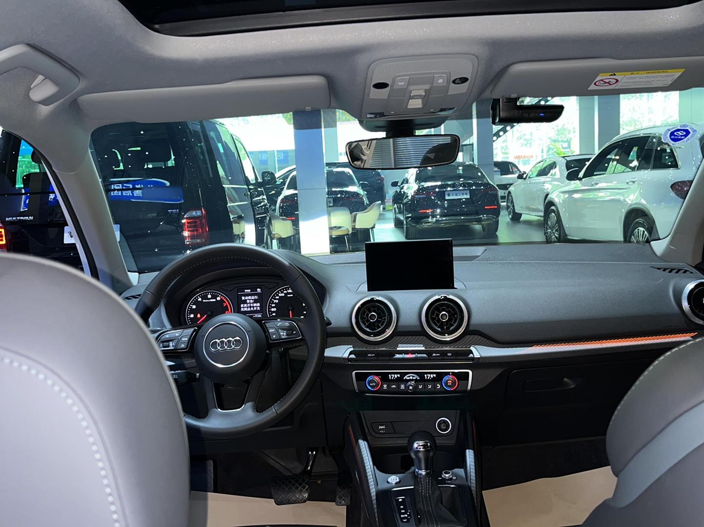 奥迪Q2L 2022款 35 TFSI 时尚致雅型
