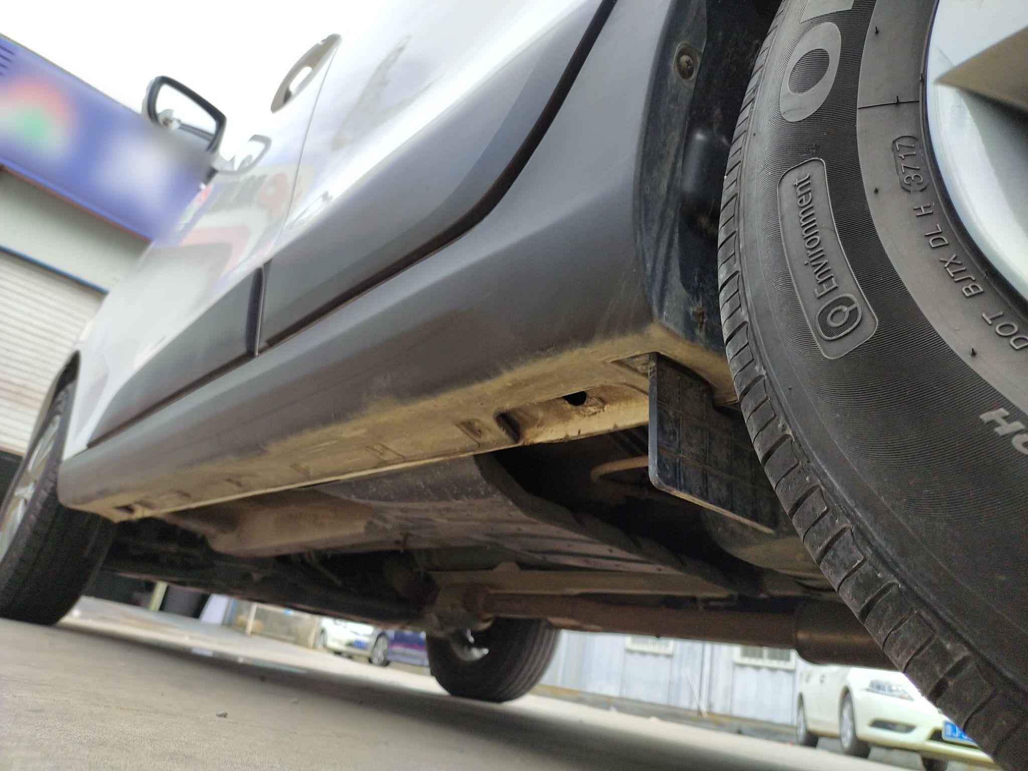 北京现代ix35 2015款 2.0L 自动两驱舒适型 国V机舱底盘30