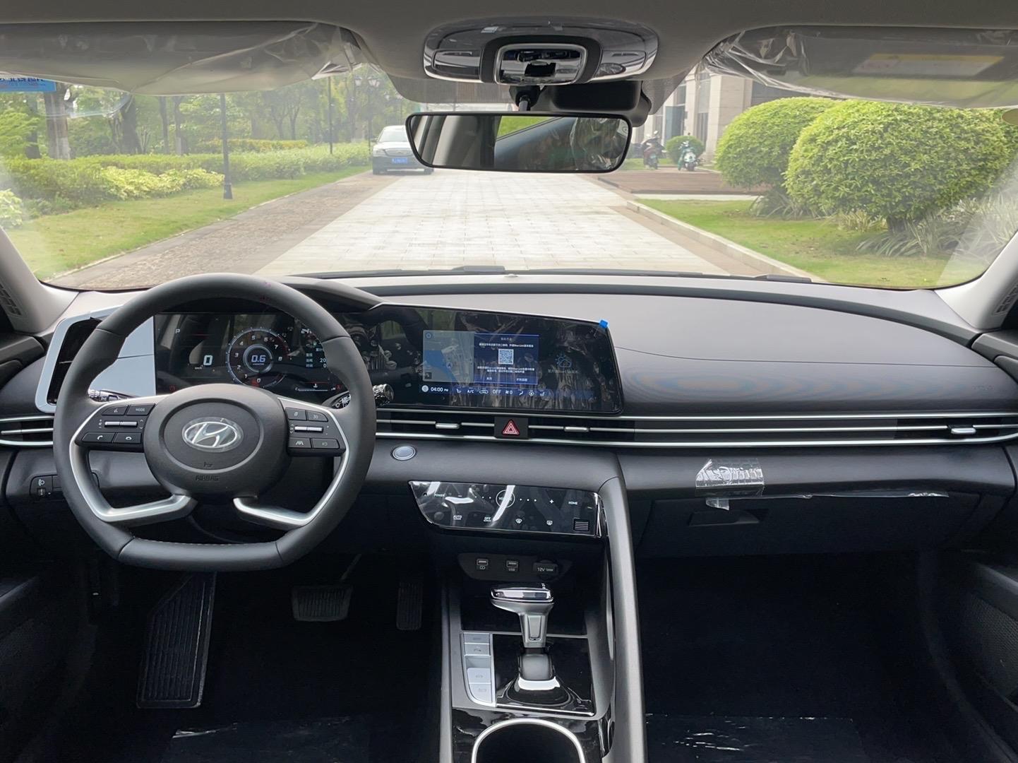 现代 伊兰特 2022款 1.5L CVT LUX尊贵版