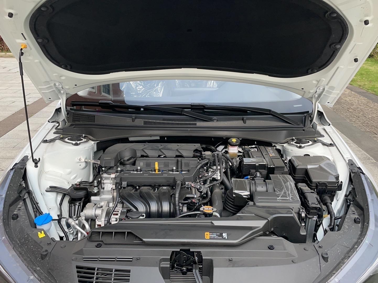 现代 伊兰特 2022款 1.5L CVT LUX尊贵版