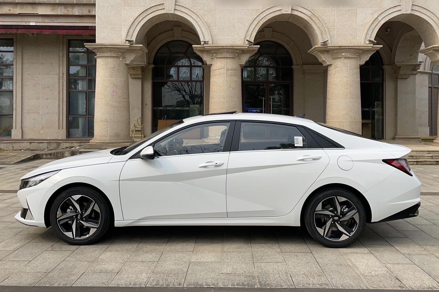 现代 伊兰特 2022款 1.5L CVT LUX尊贵版