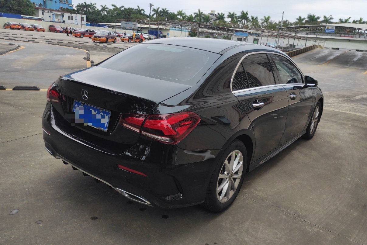奔驰A级 2022款 A 200 L 运动轿车动感型
