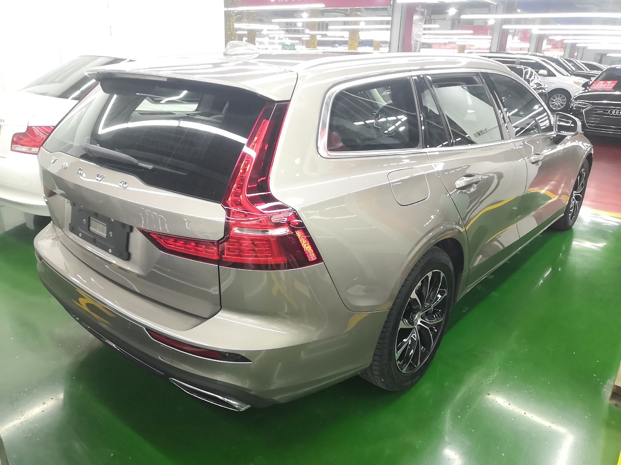 沃尔沃V60 2020款 T4 智逸豪华版(进口)