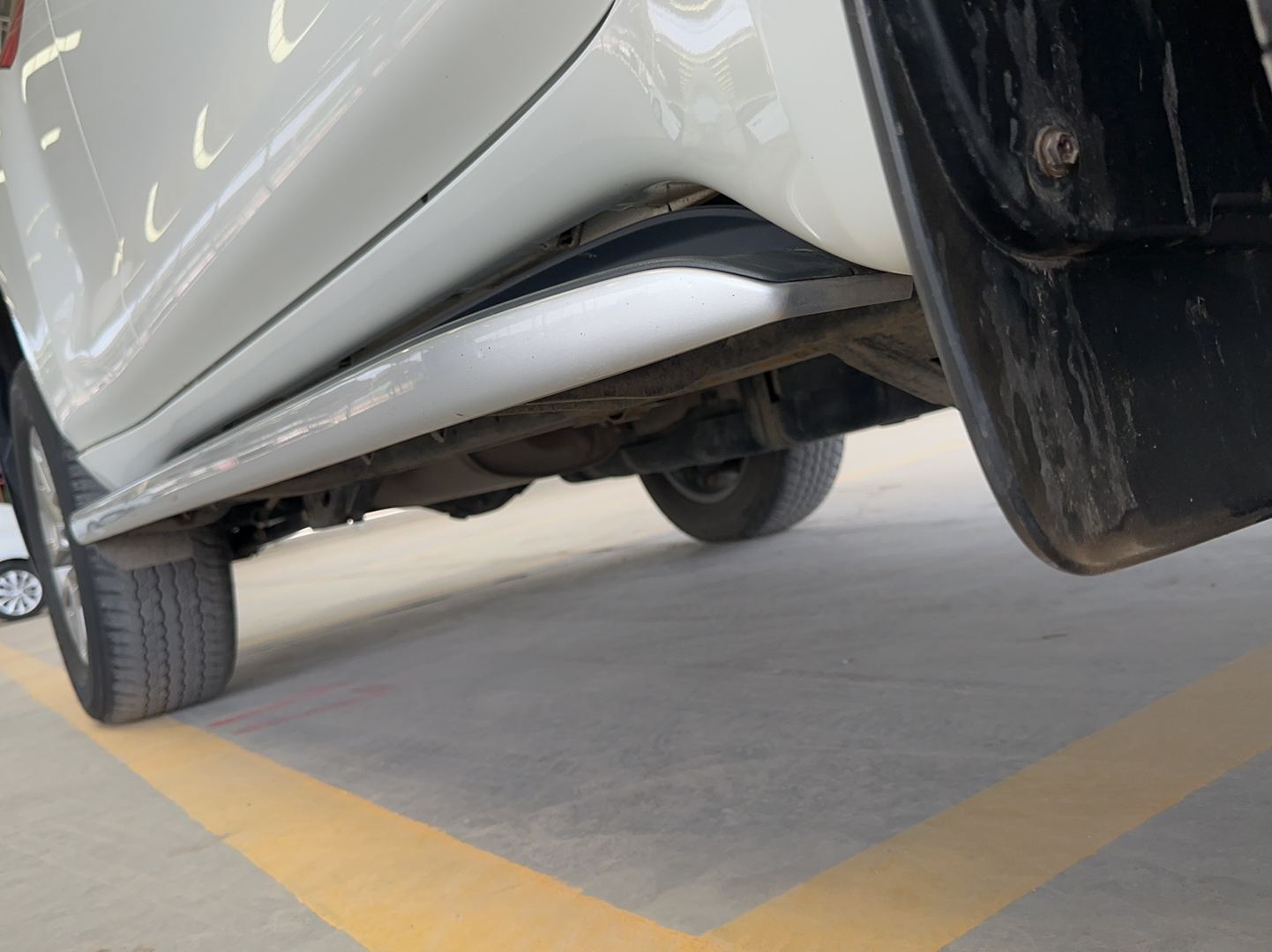 丰田 普拉多 2019款 3.5L 自动TX-L尊享版后挂备胎