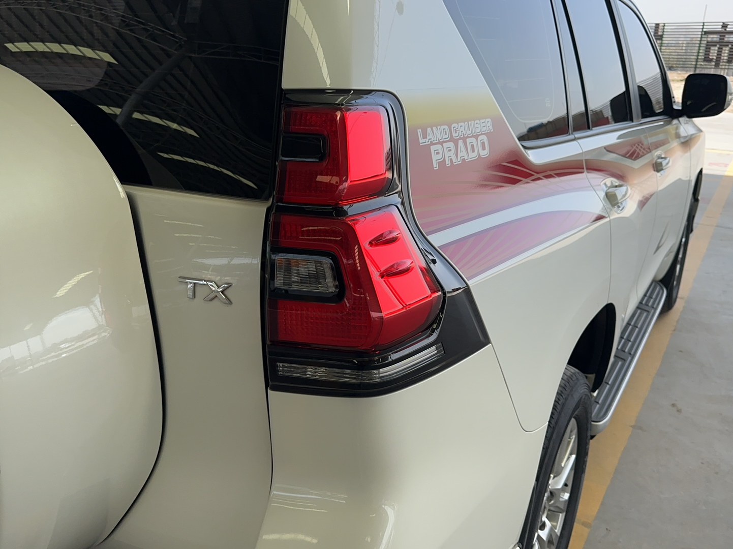 丰田 普拉多 2019款 3.5L 自动TX-L尊享版后挂备胎