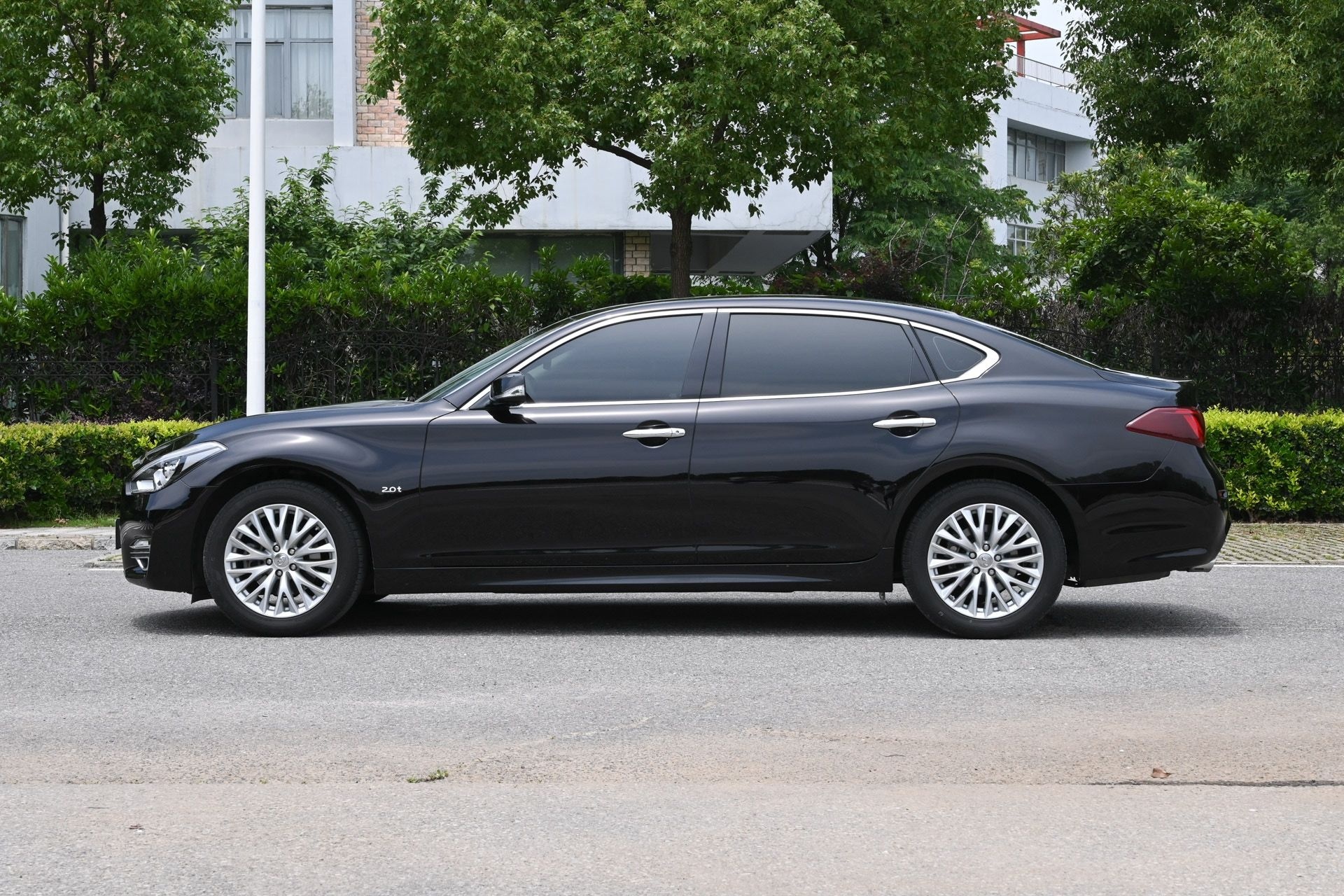 英菲尼迪Q70L 2019款 Q70L 2.0T 精英版 PLUS(进口)