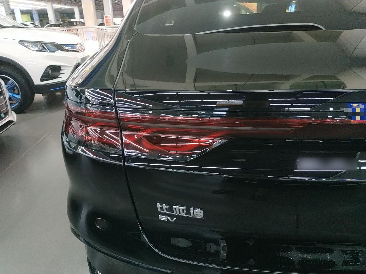 比亚迪 汉 2022款 EV 创世版 610KM四驱尊享型