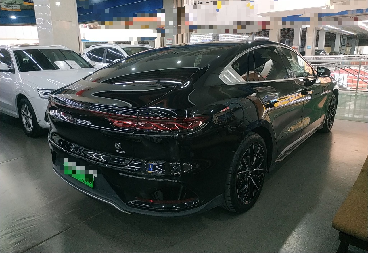 比亚迪 汉 2022款 EV 创世版 610KM四驱尊享型