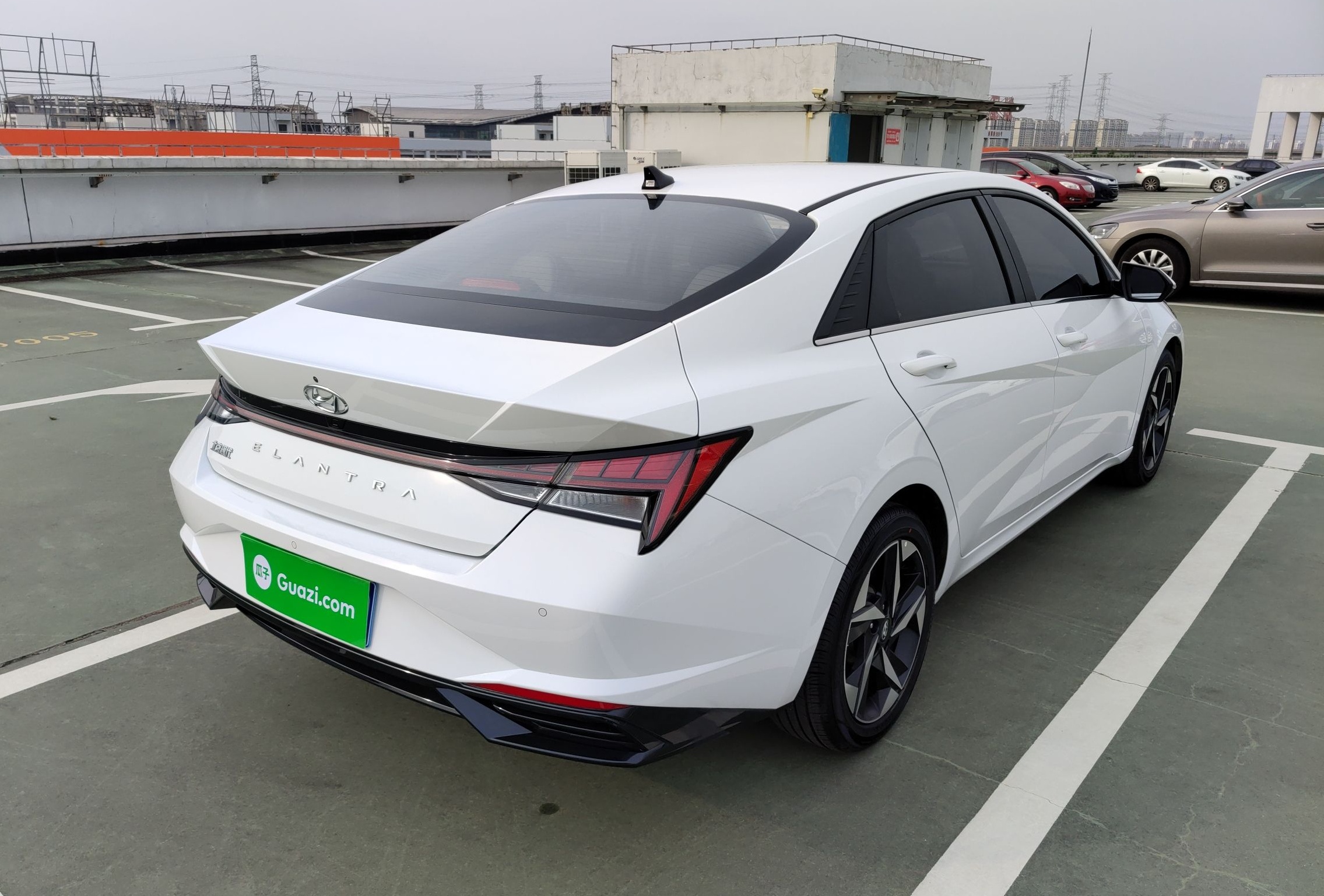 现代 伊兰特 2022款 1.5L CVT LUX尊贵版