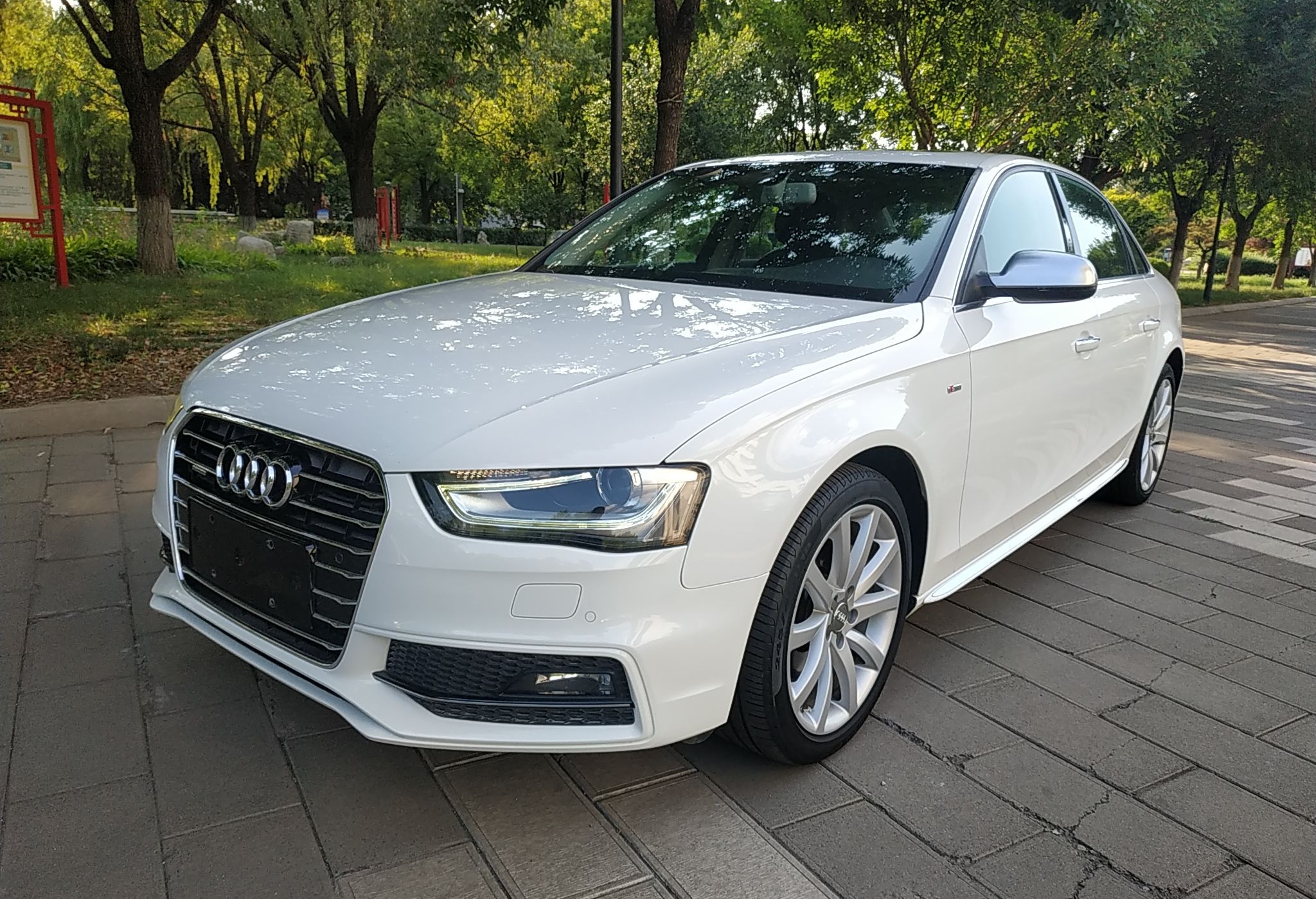 奥迪A4L 2016款 45 TFSI 典藏版 quattro个性运动型