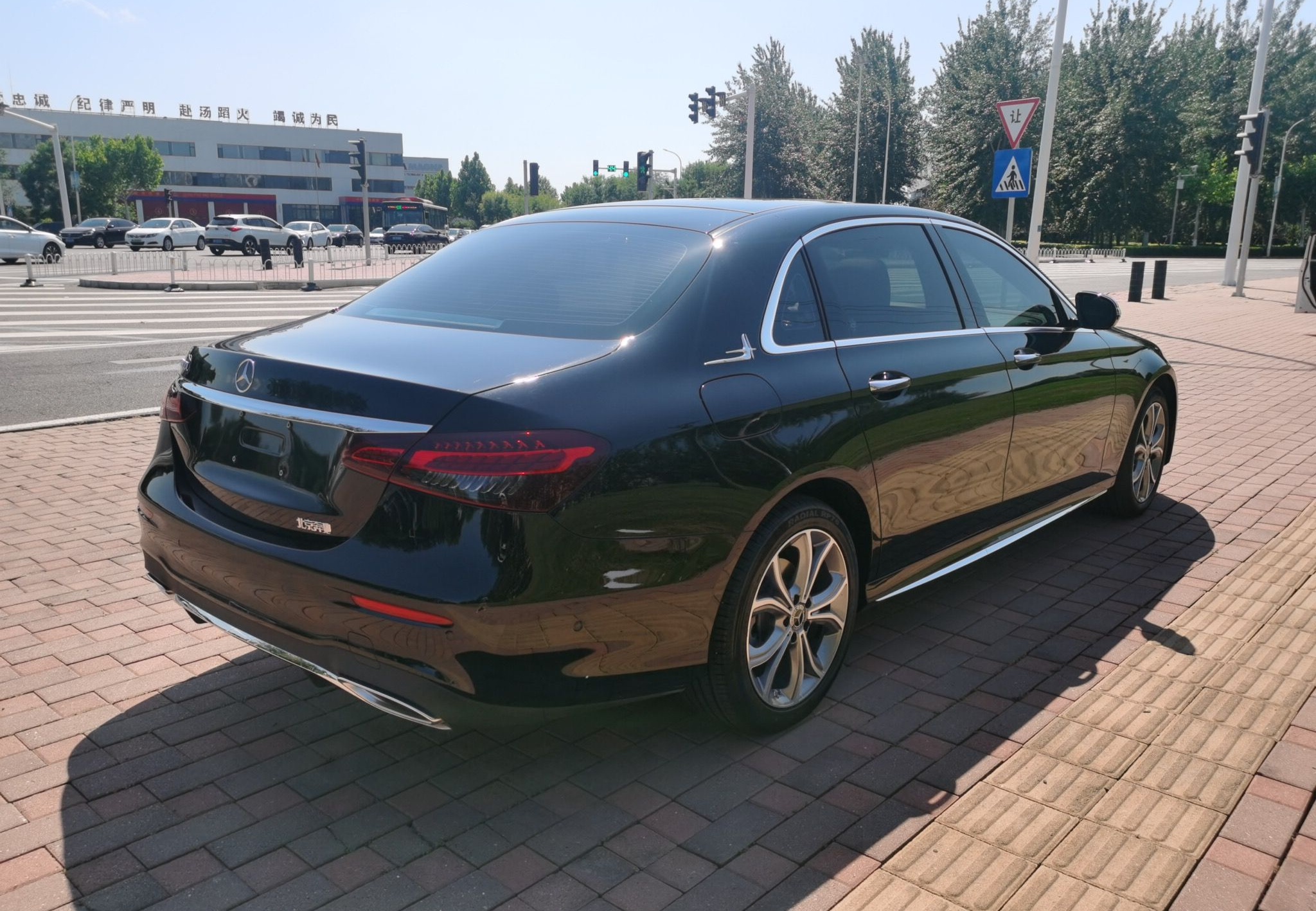 奔驰E级 2021款 E 300 L 运动时尚型