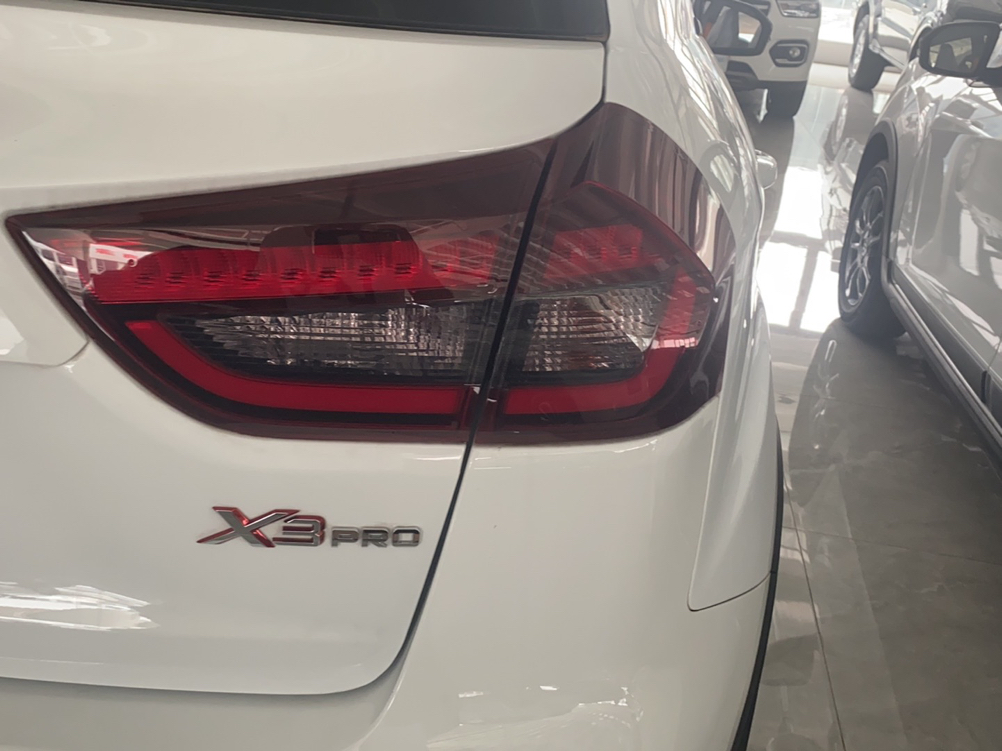 睿蓝汽车X3 PRO 2022款 1.5L CVT小飒
