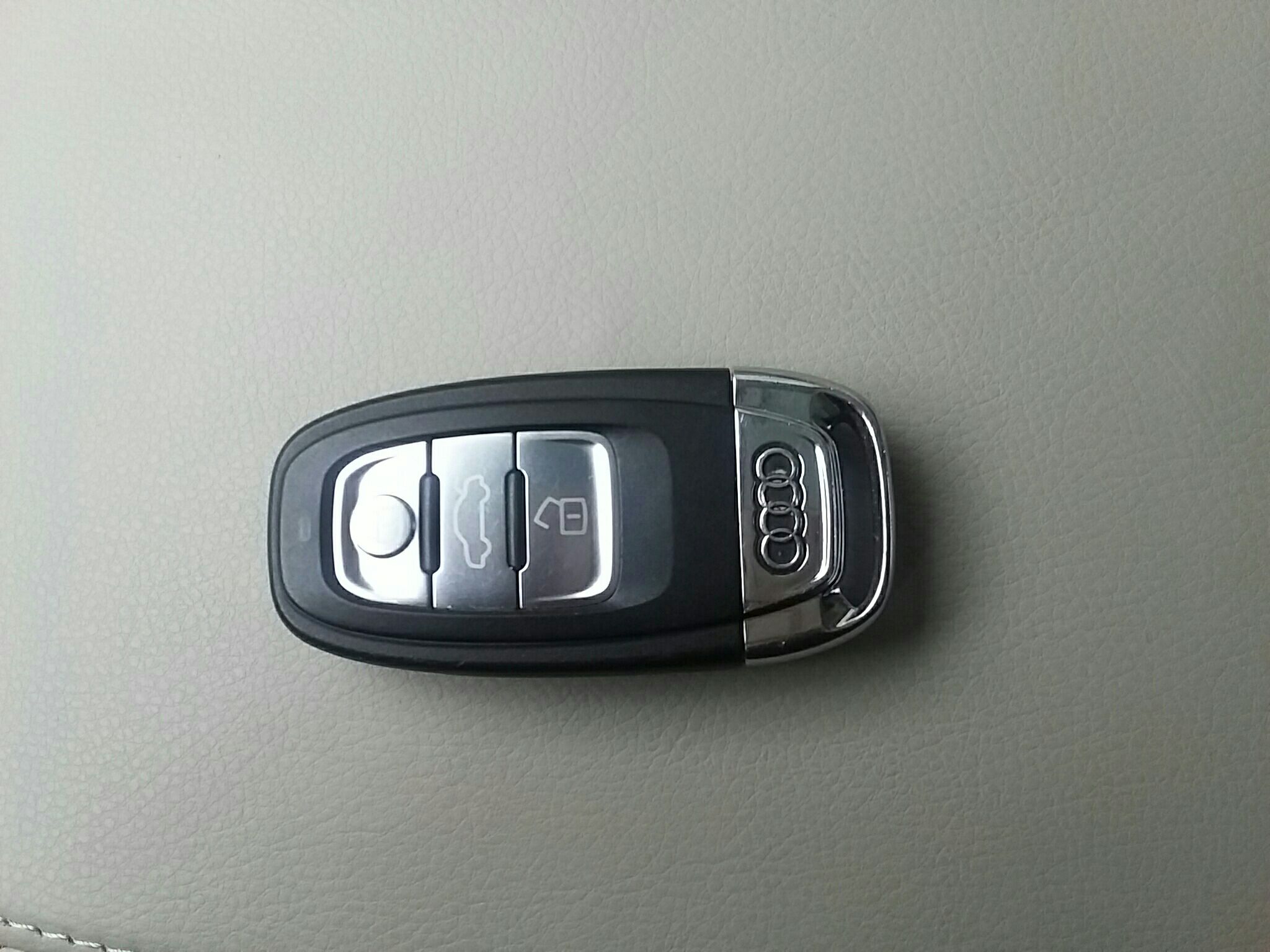 奥迪a6l tfsi 2012款 2.0t 自动 标准型 (国Ⅳ)