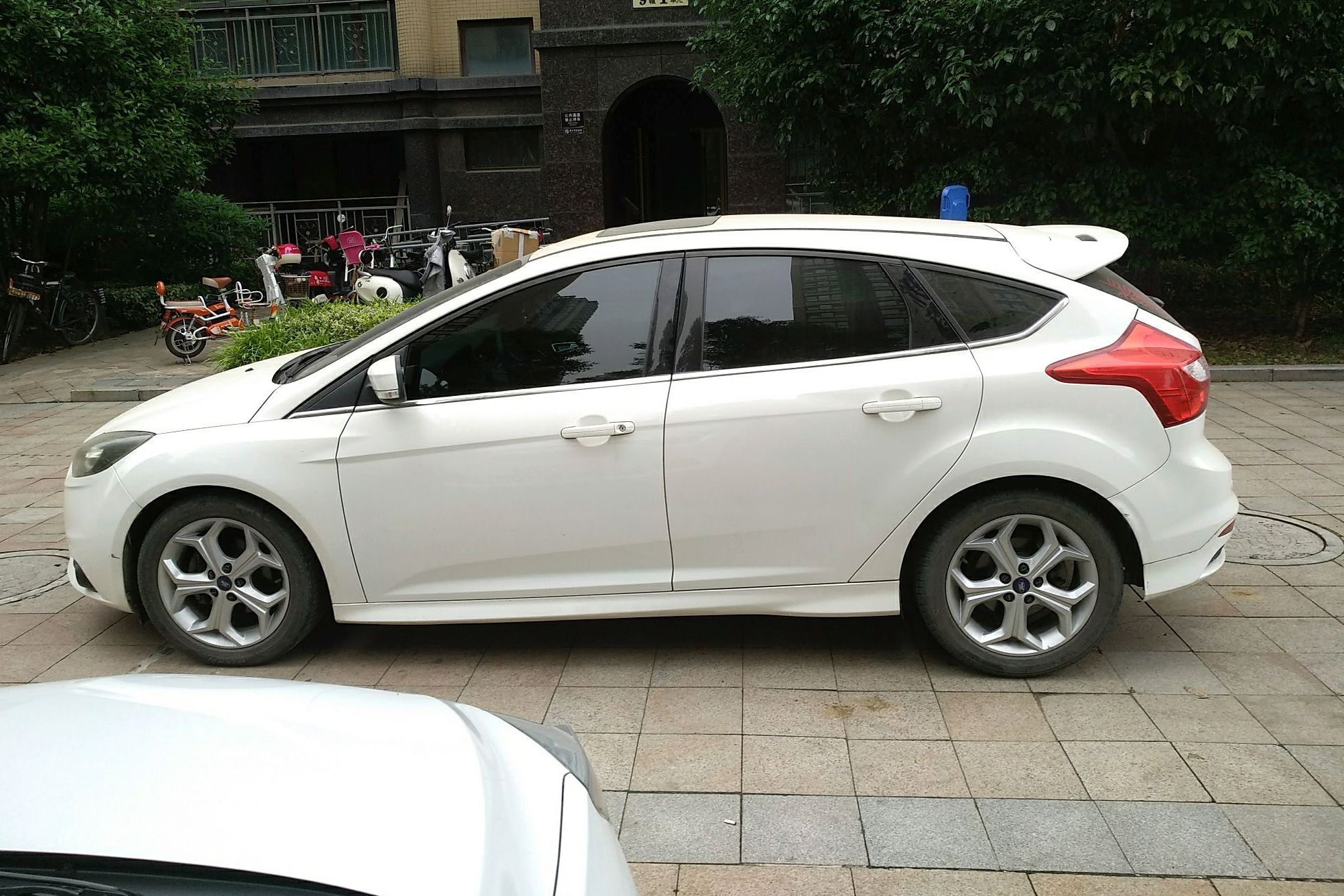 福特福克斯两厢版车型的长宽高分别为4378mm1810mm1468mm,轴距为2705