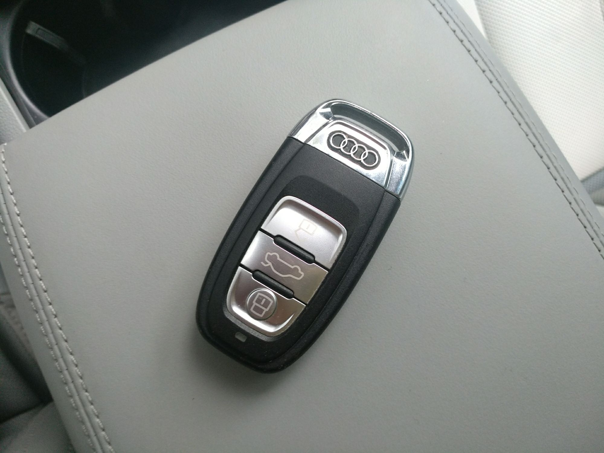 奥迪a6l 50tfsi 2012款 3.0t 自动 豪华型 (国Ⅳ)