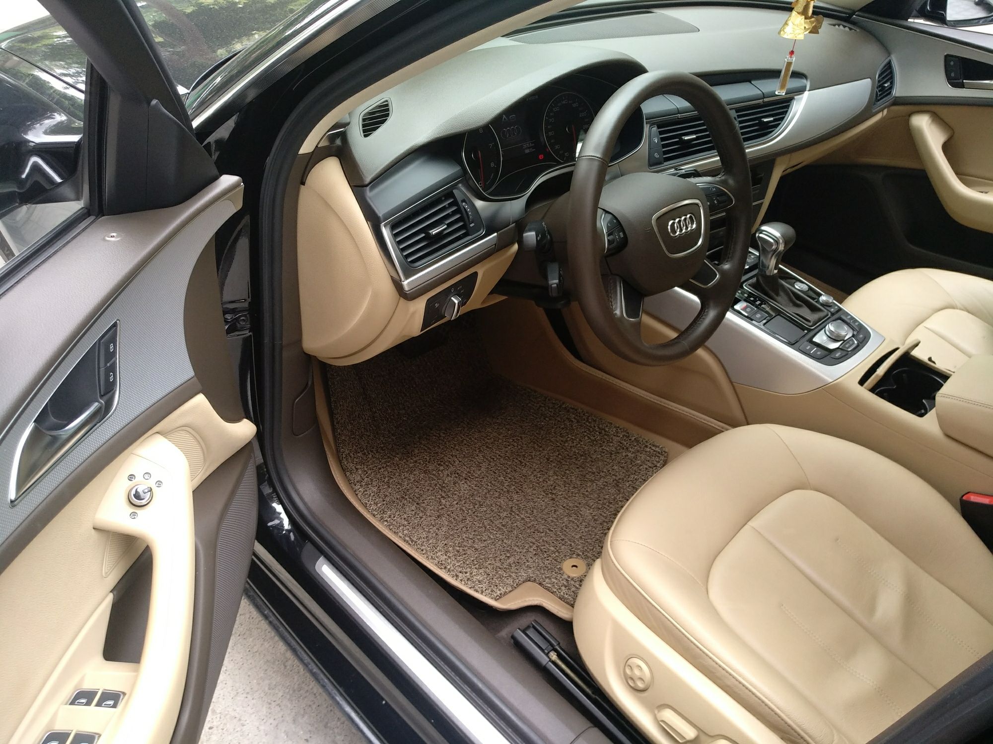 奥迪a6l 2012款 30 fsi 舒适型