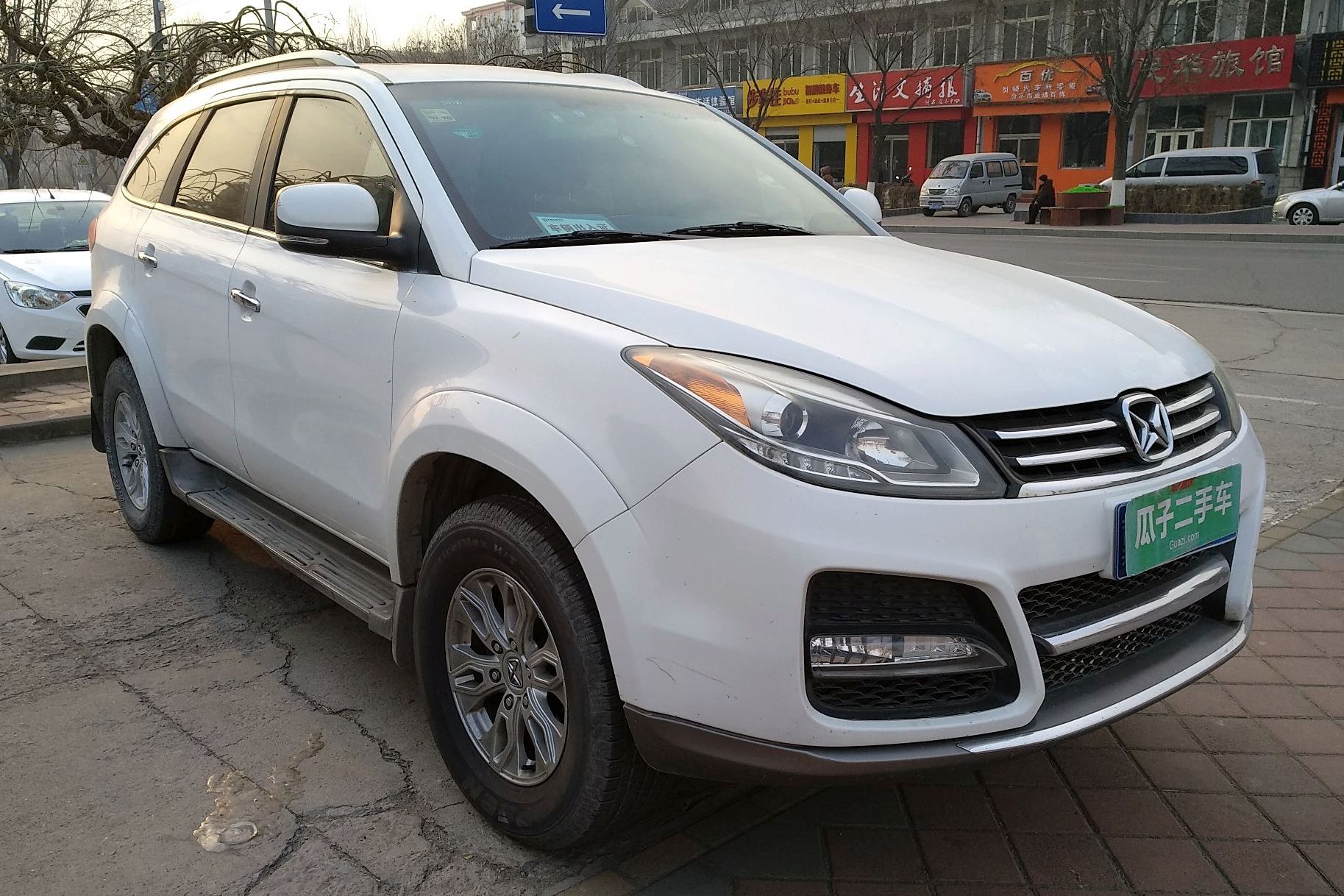 1,江铃驭胜s350是一款时尚典雅高贵越野车,价格1288万元1868万元之间1