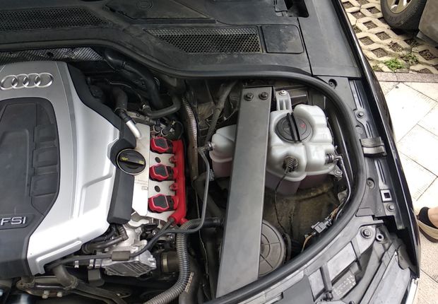 奥迪A8L 50 [进口] 2014款 3.0T 自动 汽油 尊贵型 
