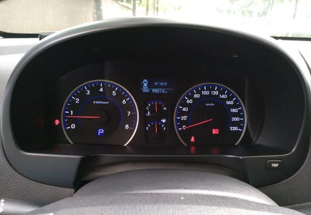 现代悦动 2011款 1.6L 自动 豪华型 (国Ⅳ) 