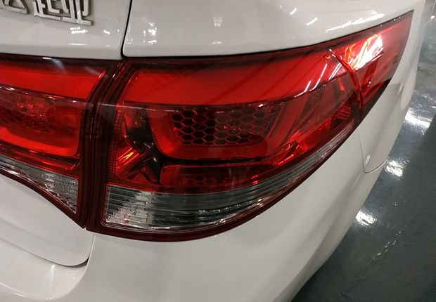 起亚K2 2015款 1.4L 手动 4门5座三厢车 GLS (国Ⅳ) 