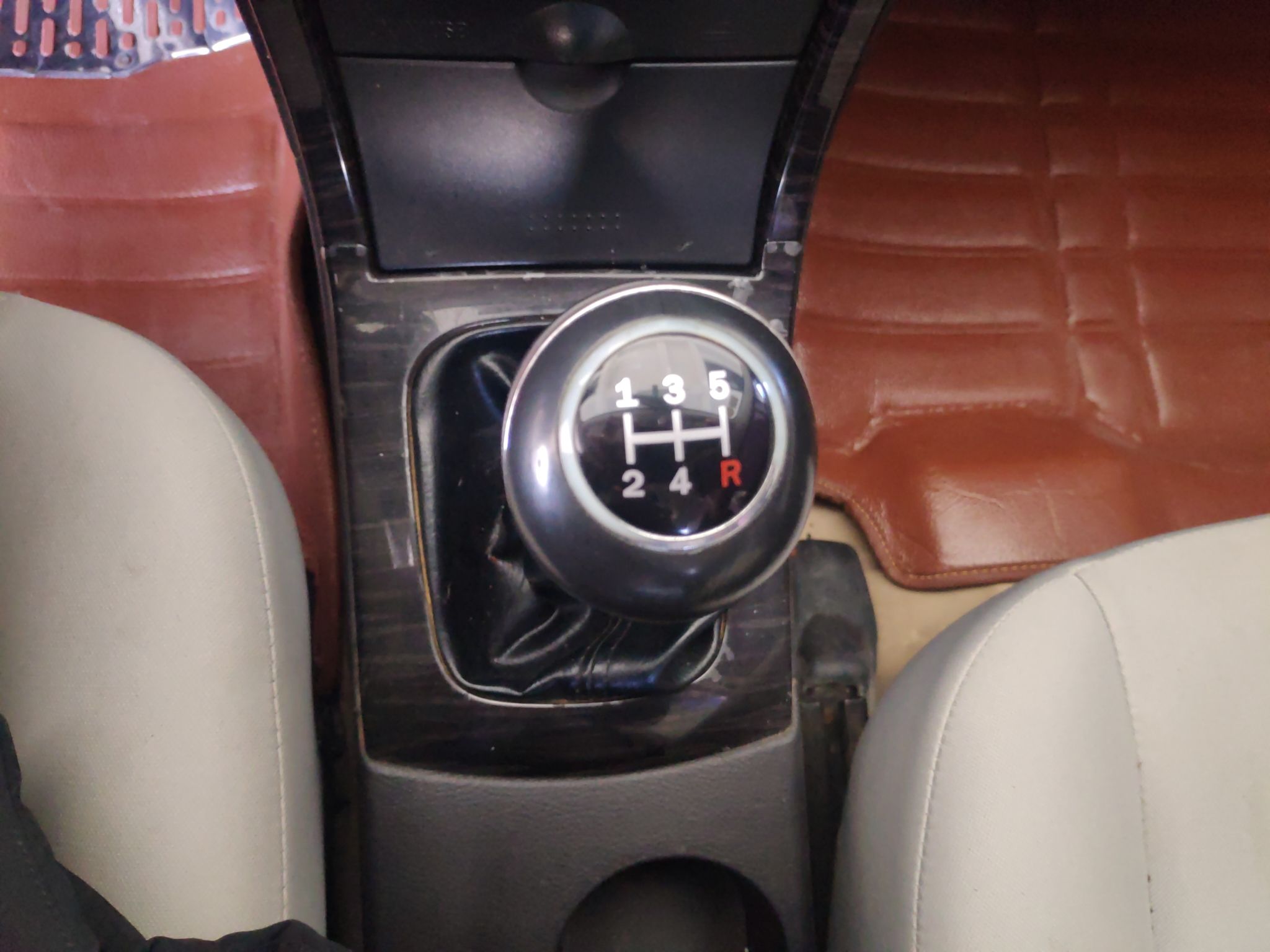 海马福美来 2013款 1.6L 手动 4门5座三厢车 风尚版 (国Ⅳ) 