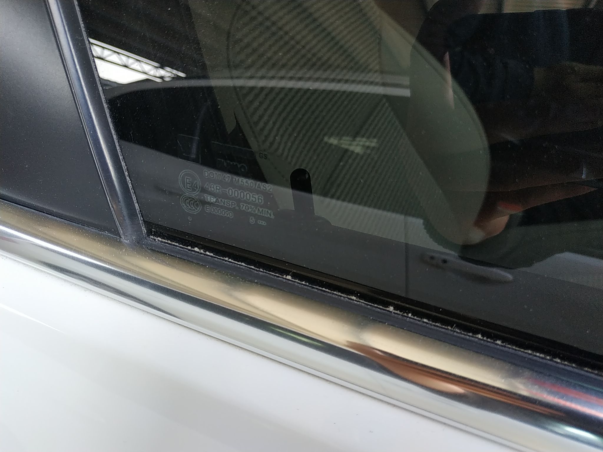 隐患                                                  右前门玻璃