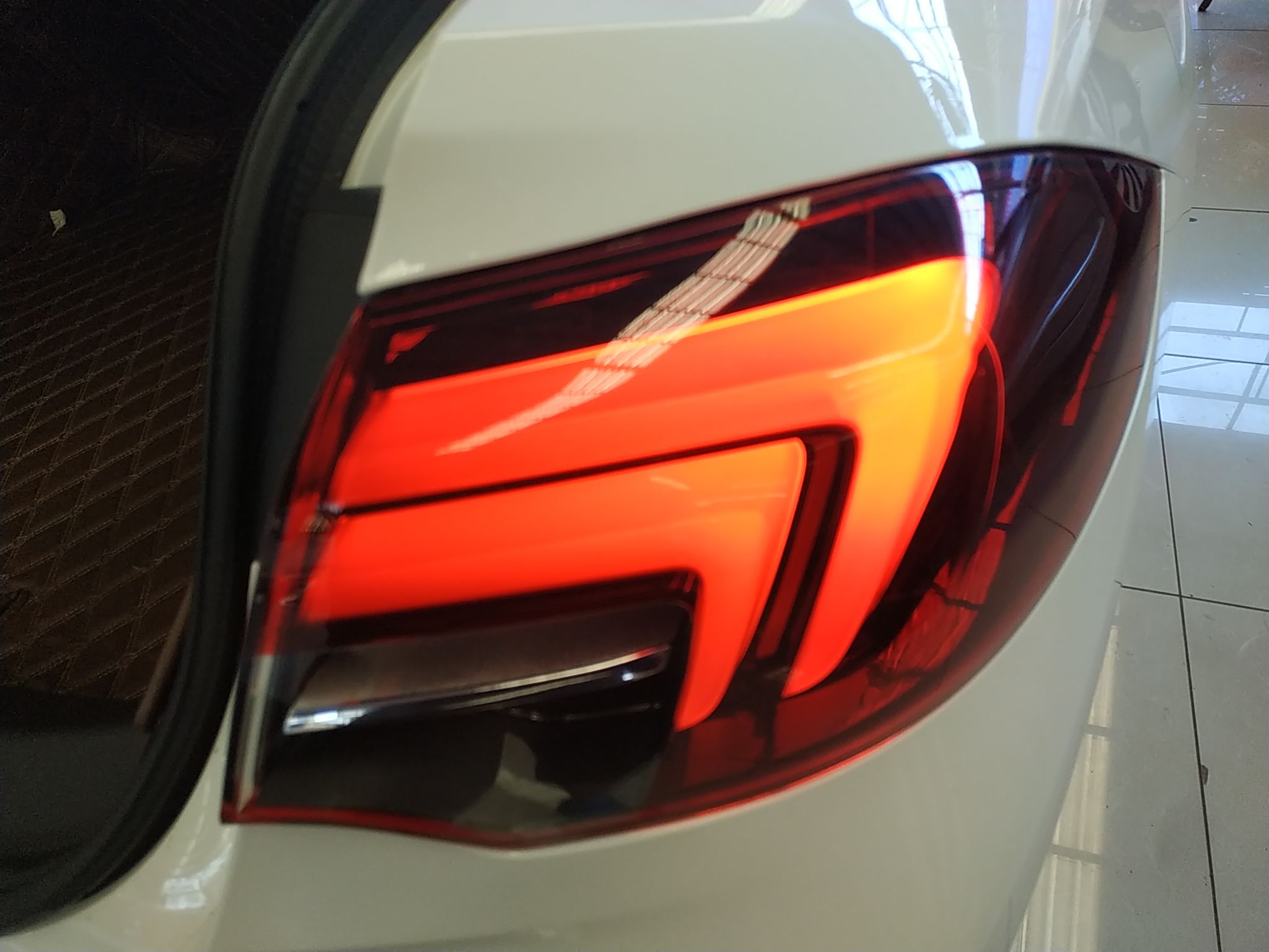 安全隐患                                                  倒车灯