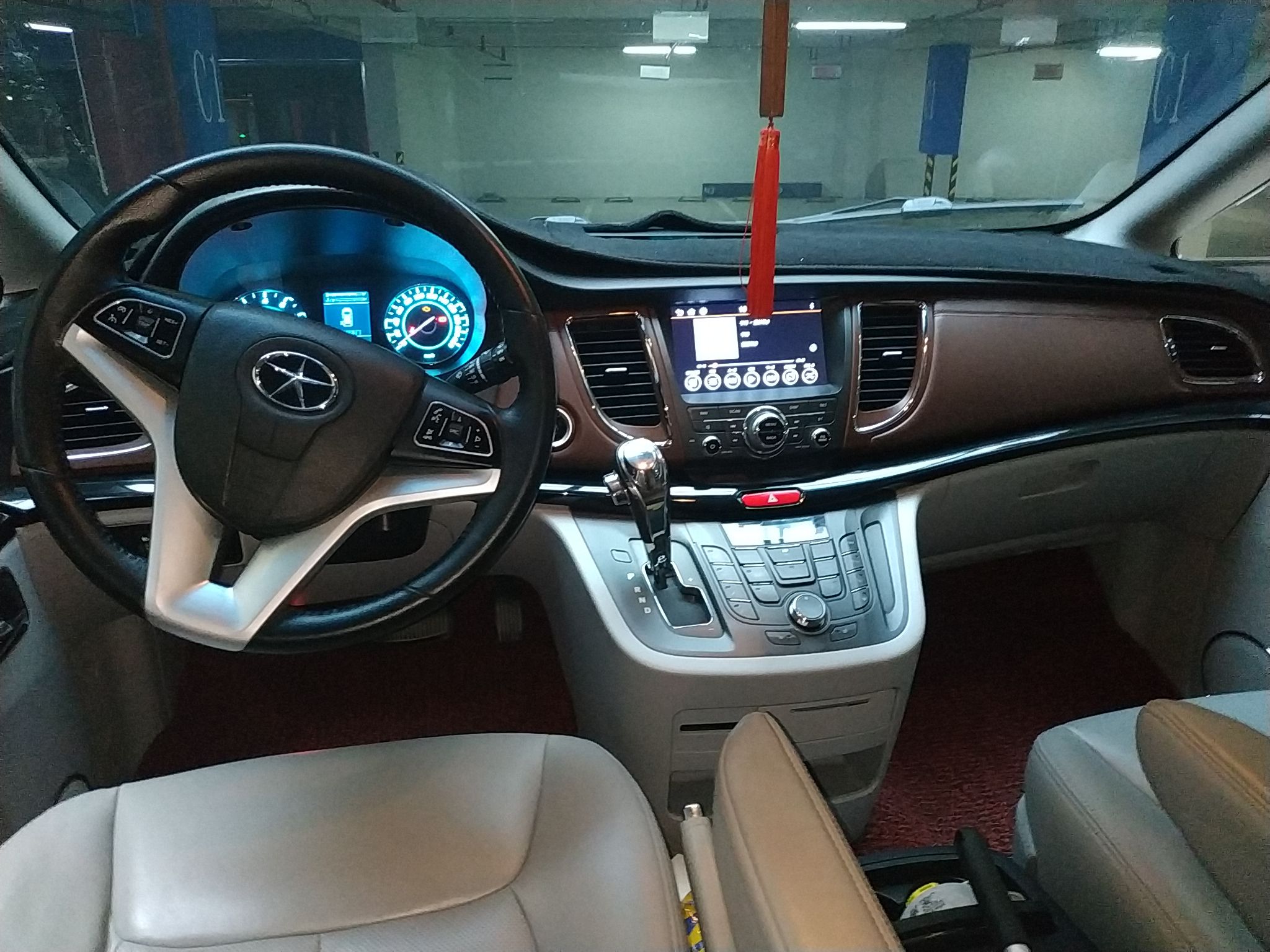 查看13张内饰图发动机底盘细节查看7张发动机,底盘细节图江淮 瑞风m5