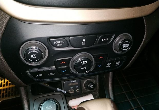 吉普自由光 [进口] 2014款 2.4L 自动 四驱 豪华版 