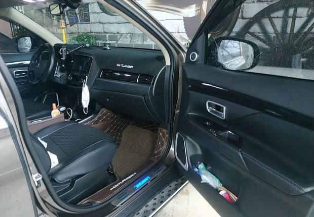 三菱欧蓝德 2016款 2.4L 自动 豪华版 (国Ⅴ) 