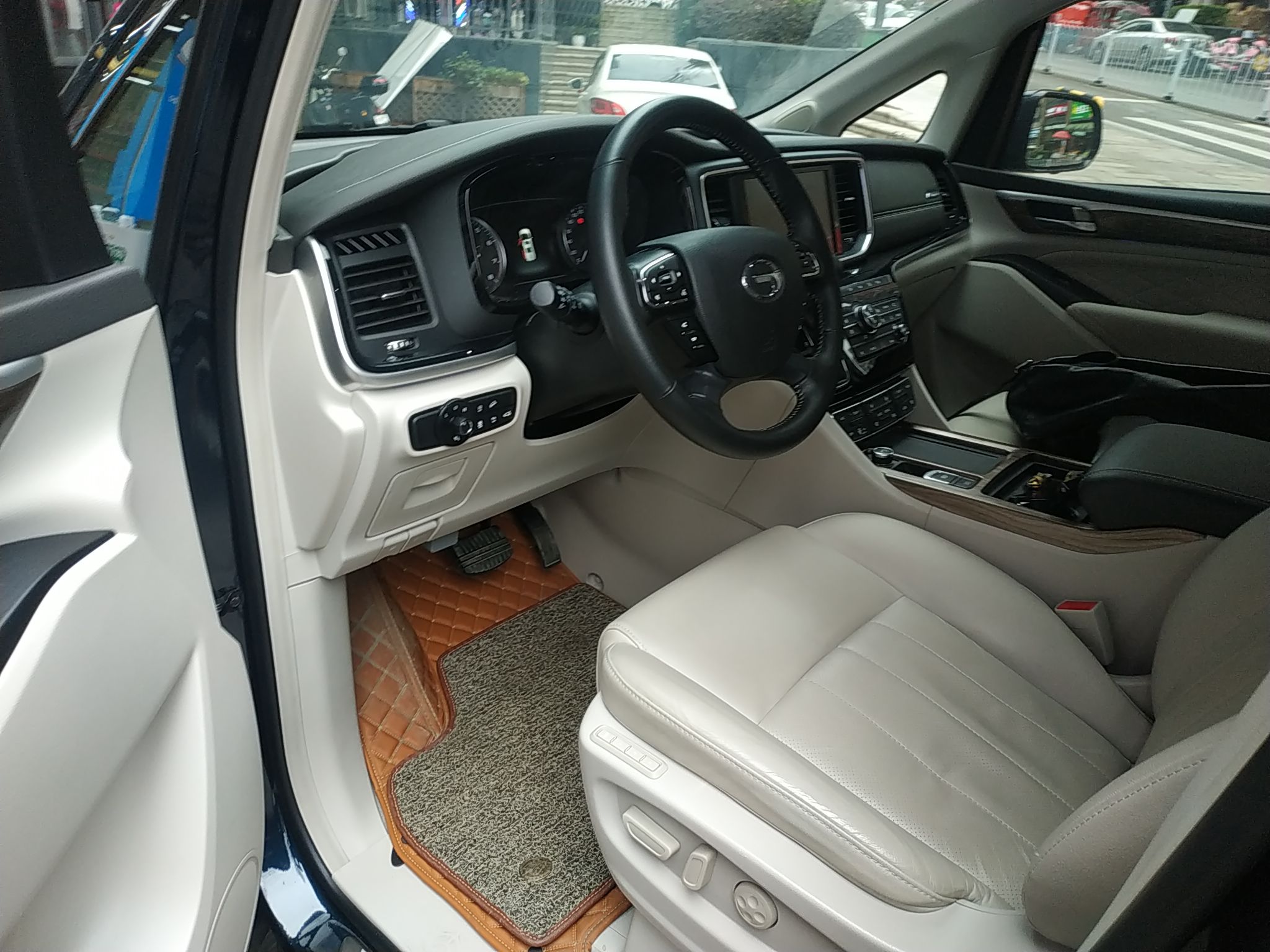 传祺gm8 2018款 2.0t 自动 前驱 320t旗舰型(国)