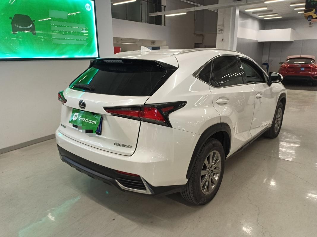 1,雷克萨斯es200和nx200一款是轿车,一款是suv车型,可比性不大,考虑