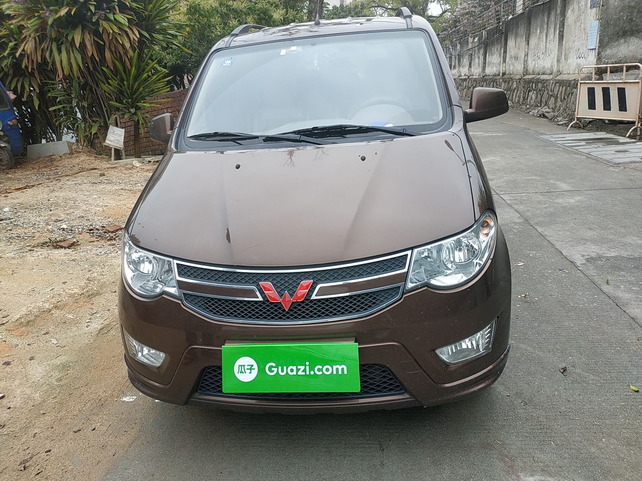 五菱宏光s2018款15l手动7座经典款标准型