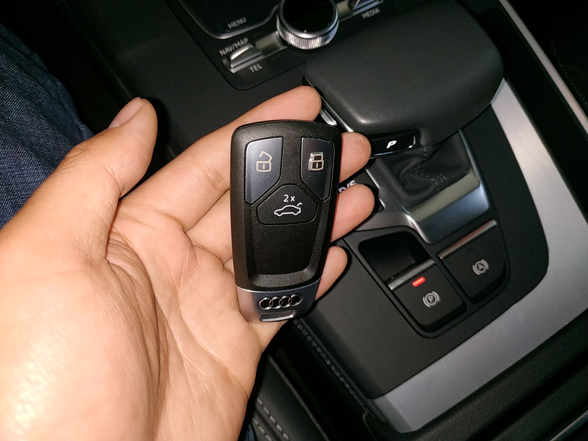 奥迪q5l40tfsi2020款20t自动改款荣享时尚型国Ⅵ