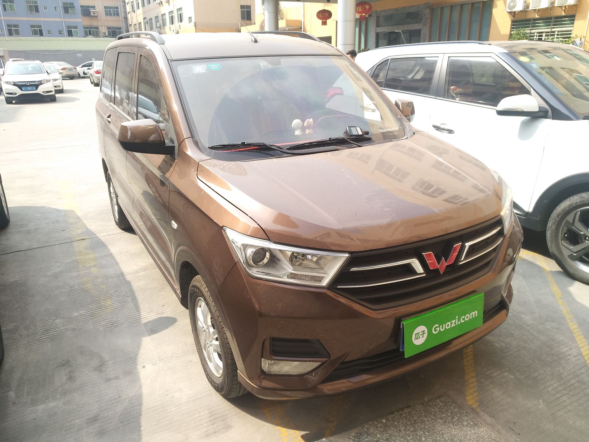 五菱宏光s2019款15l手动5座标准型