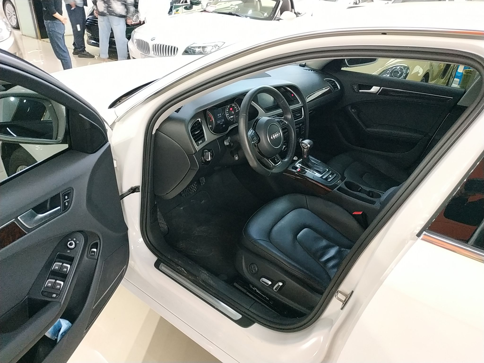 奥迪A4L 2015款 2.0T 自动 舒适型 (国Ⅳ) 