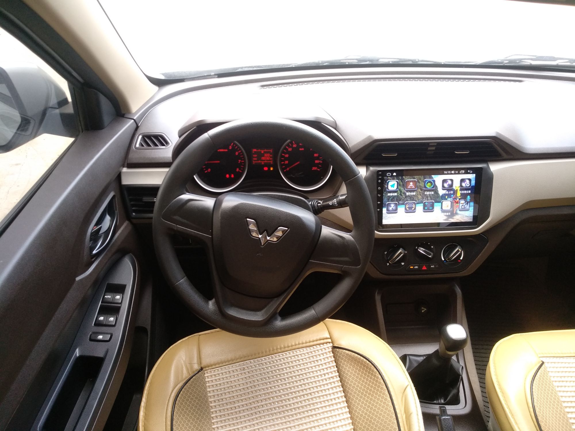 五菱宏光s2018款15l手动7座标准型