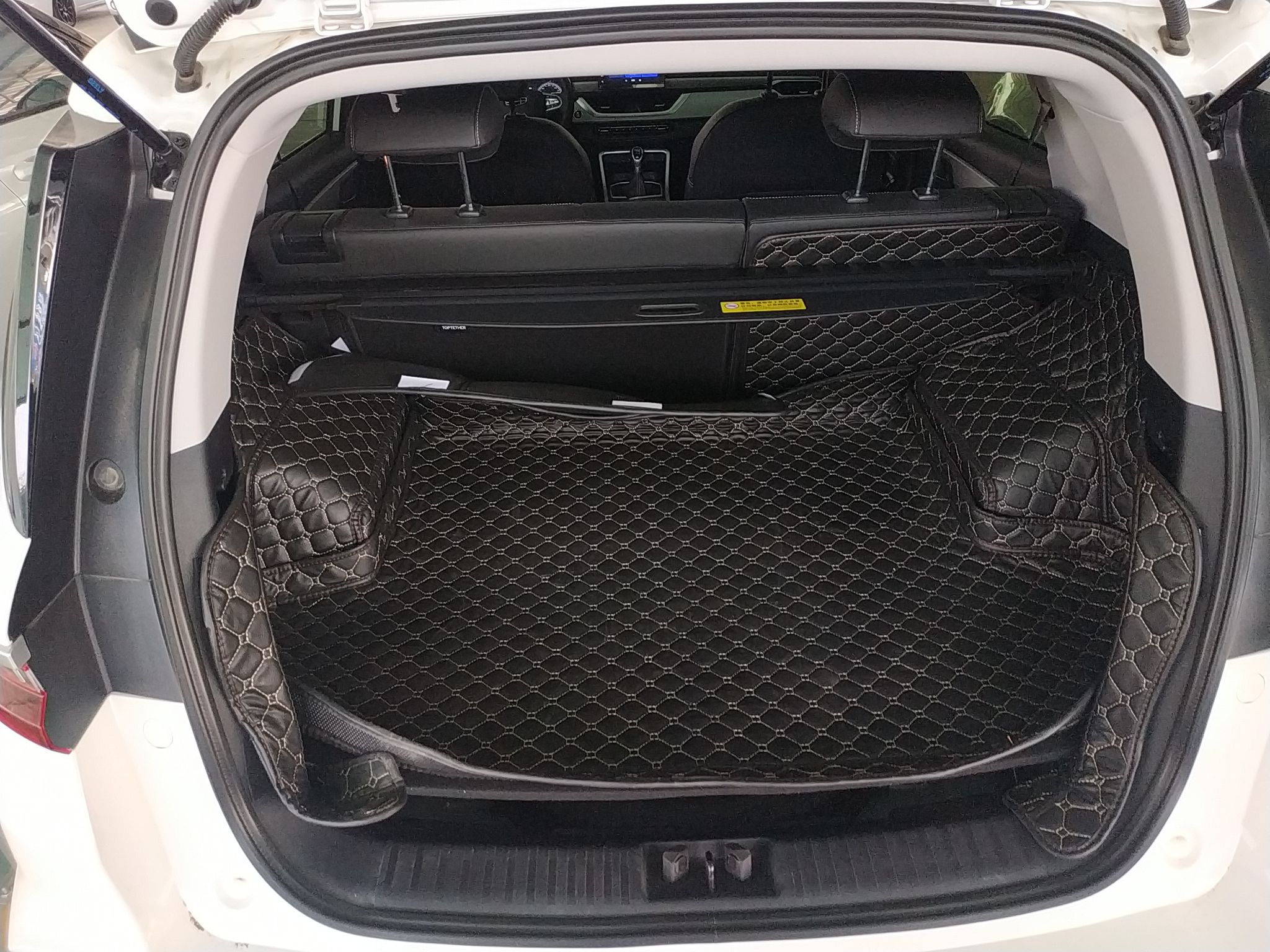 吉利远景x62020款14t手动尊贵型国Ⅵ