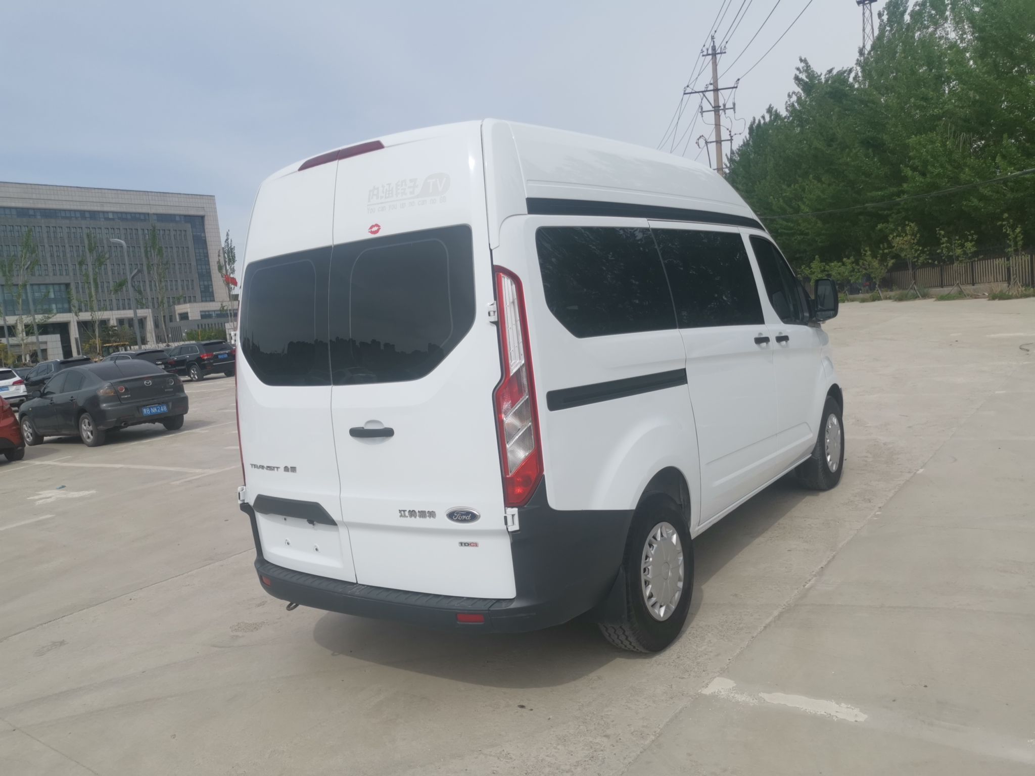 福特全顺2017款20t手动短轴中顶厢式运输车国Ⅴ