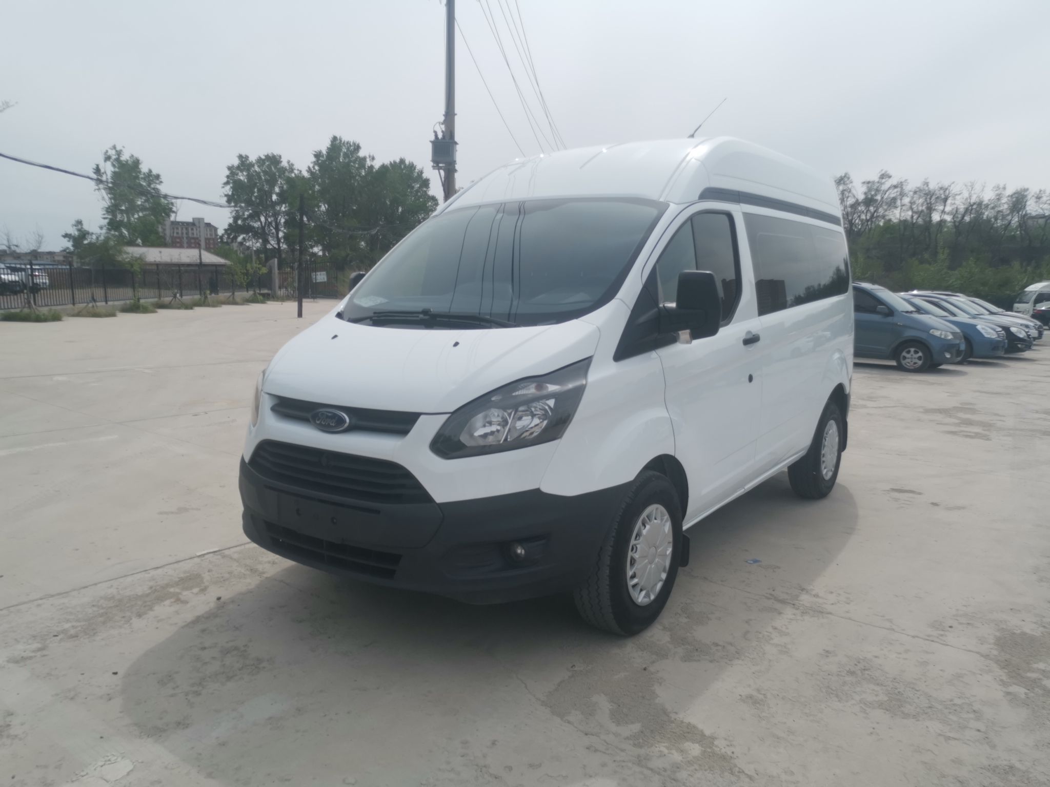 福特全顺2017款20t手动短轴中顶厢式运输车国Ⅴ