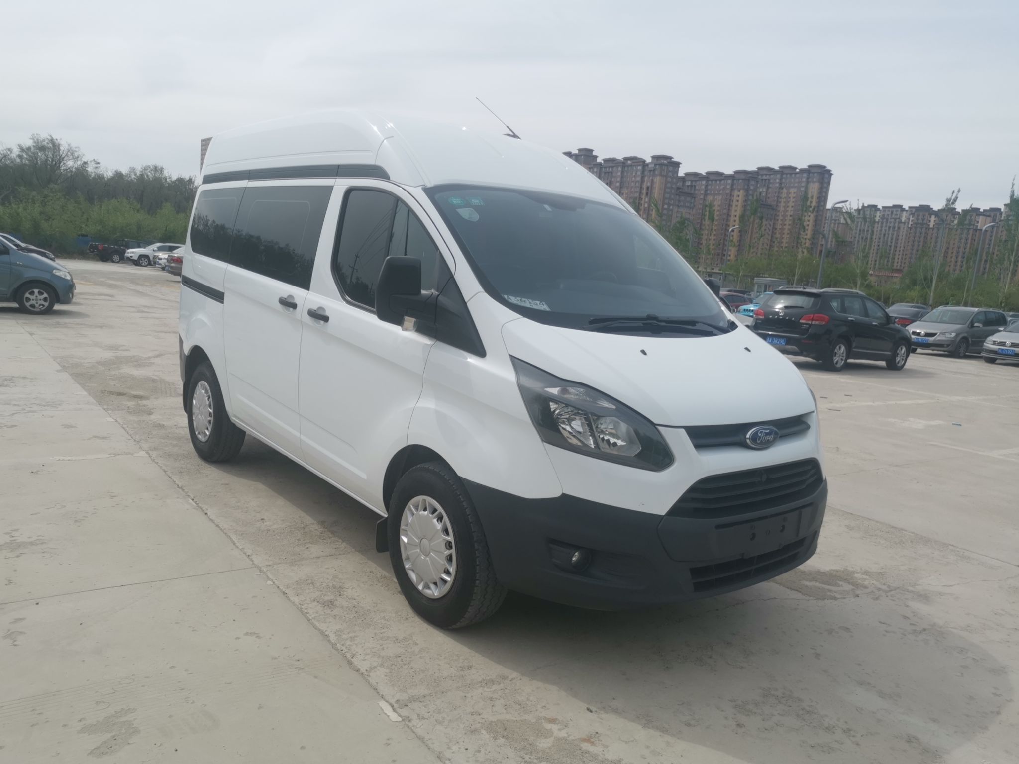 福特全顺2017款20t手动短轴中顶厢式运输车国Ⅴ