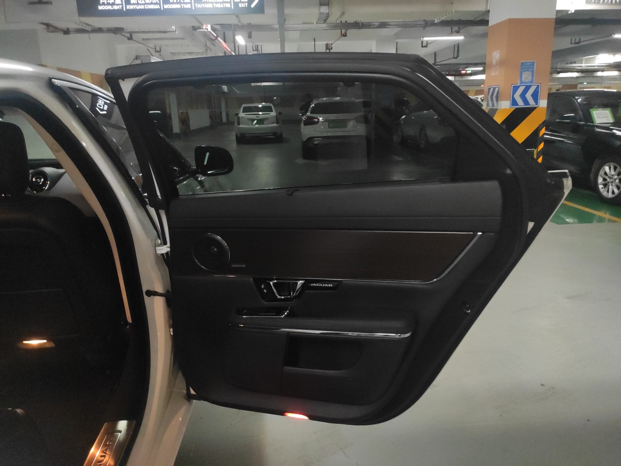 捷豹XJ L [进口] 2015款 2.0T 自动 汽油 典雅商务版 (欧Ⅳ) 
