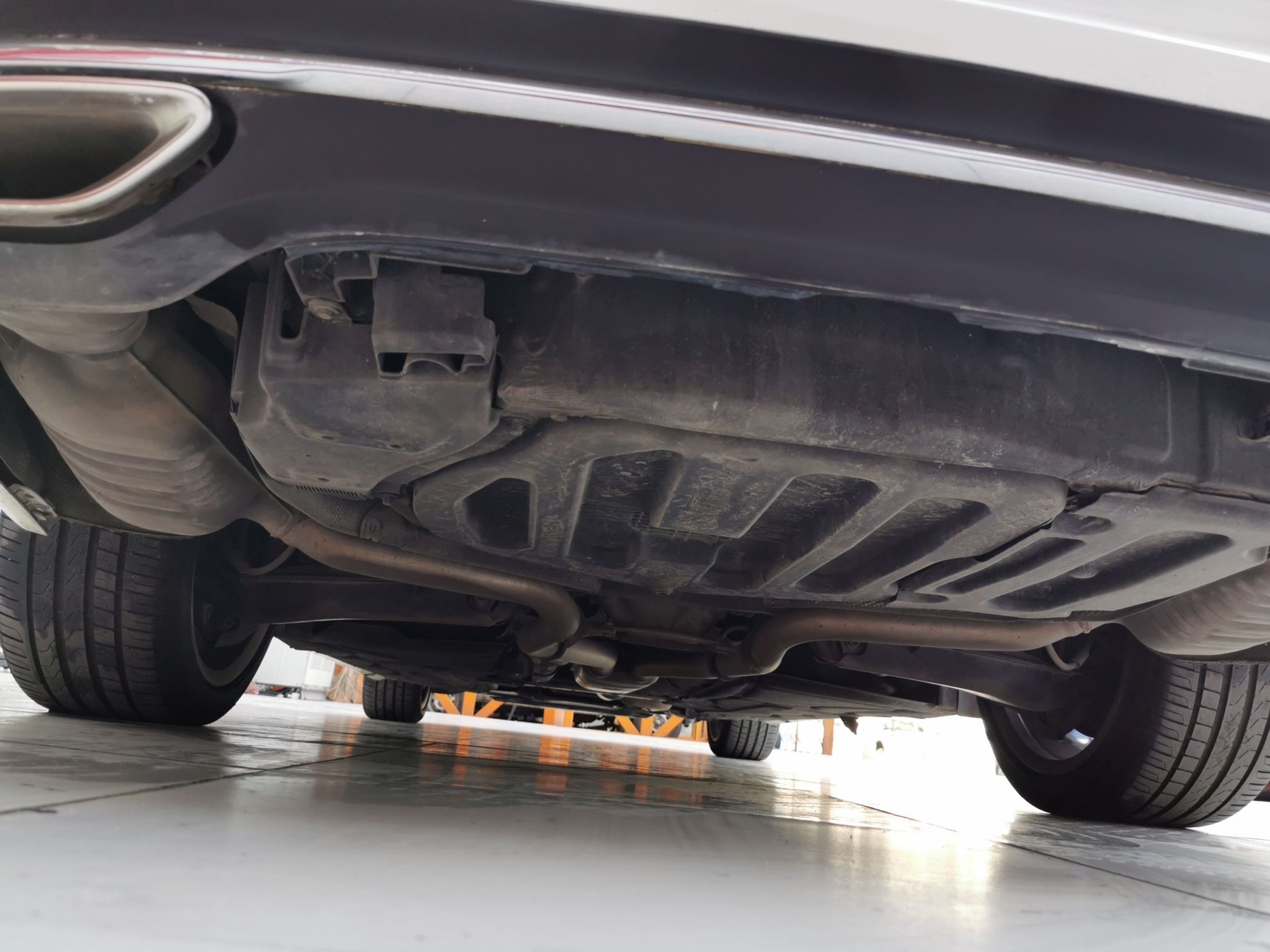 奔驰e级e260l2015款20t自动汽油运动时尚型国Ⅳ